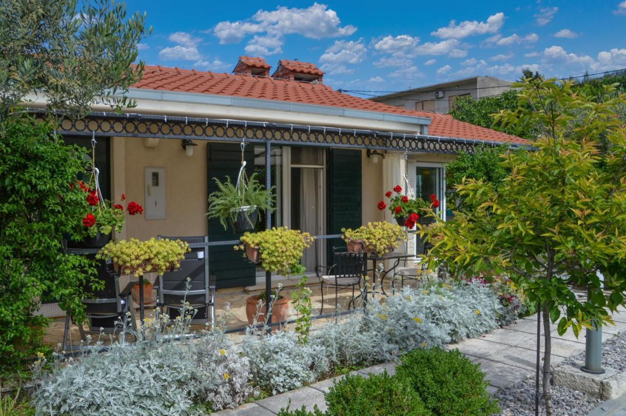 Issa Holiday Home - 3 Min Walk To Beach Каштела Экстерьер фото