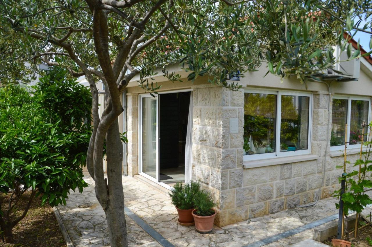 Issa Holiday Home - 3 Min Walk To Beach Каштела Экстерьер фото