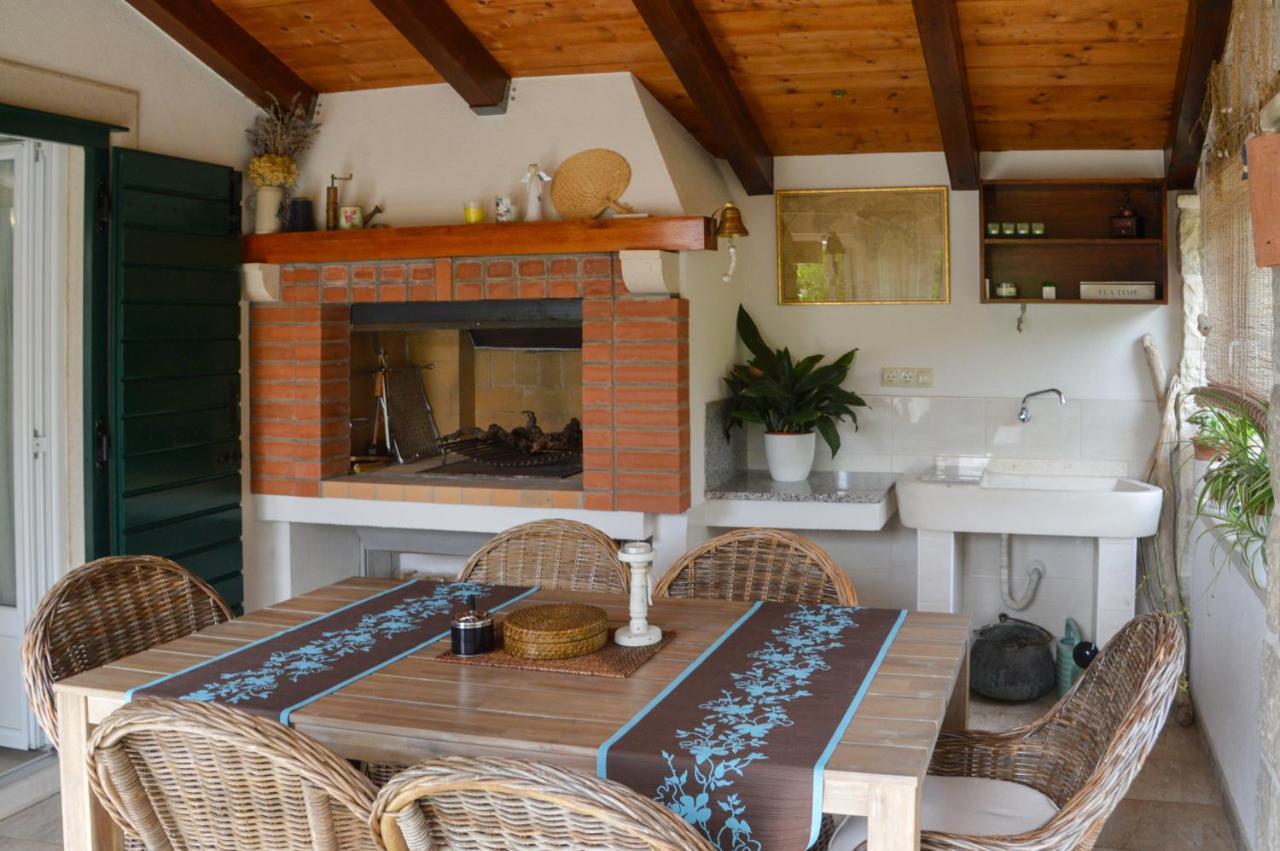 Issa Holiday Home - 3 Min Walk To Beach Каштела Экстерьер фото