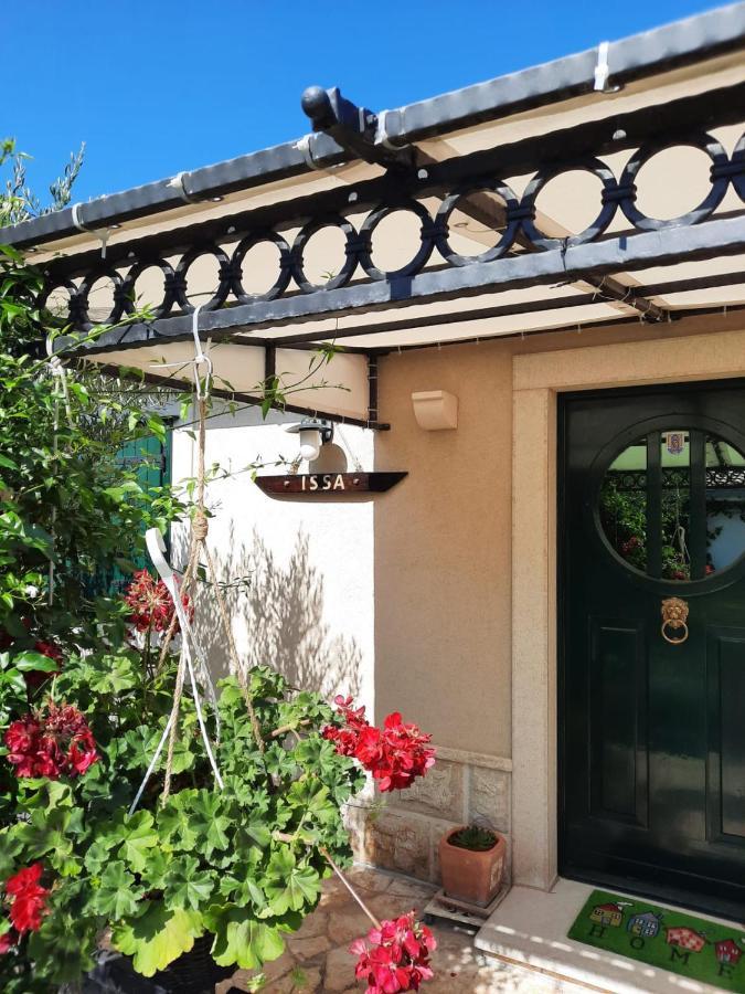 Issa Holiday Home - 3 Min Walk To Beach Каштела Экстерьер фото